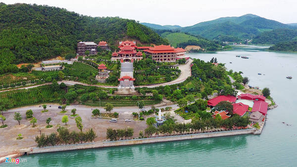 Chùa Cái Bầu hay còn gọi là thiện viện Trúc Lâm Giác Tâm, được xem là công trình văn hóa tâm linh với kiến trúc và cảnh quan đẹp thu hút du khách viếng thăm.