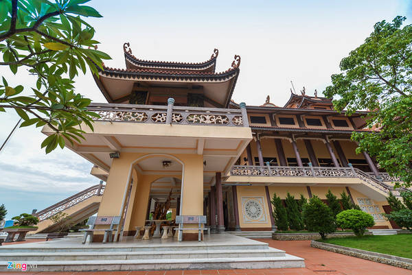 Chùa Cái Bầu được xây dựng giống các ngôi chùa cổ về cả kiến trúc, trang trí, phù điêu, hoa văn.