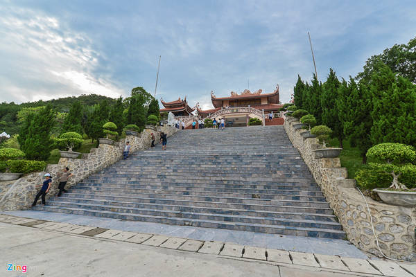 Chùa Cái Bầu gồm có chính điện, lầu chuông, lầu trống, cổng Tam Quan.