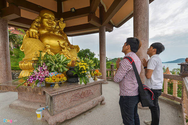 Phía trái Thiền viện là tượng đồng Phật Di Lặc, nặng 4,8 tấn.