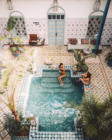 Cũng tại Morocco, bể bơi nằm trong khách sạn Riad BE Marrakech từng làm "điên đảo" cộng đồng du lịch với góc chụp quen thuộc từ trên xuống. Ảnh: Instagram/anna.laura.