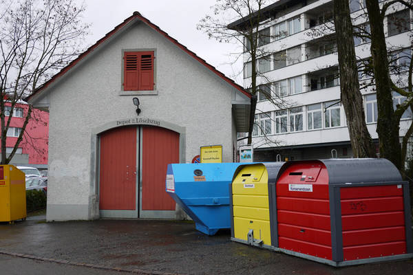 Không được tái chế vào chủ nhật: Người Thụy Sĩ tự hào là một trong những quốc gia giỏi tái chế nhất thế giới. Tuy nhiên, nếu đem rác thải cần tái chế bỏ vào các thùng công cộng trong ngày chủ nhật, bạn sẽ bị phạt tiền và bị tạm giam vài ngày. Ảnh: Newly Swissed.