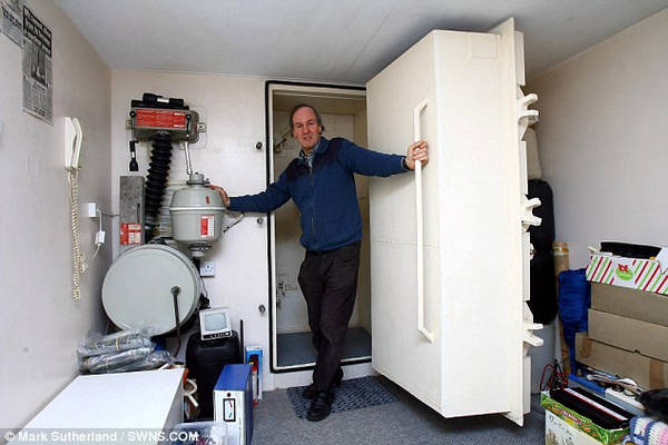Phải có nơi trú ẩn tránh hạt nhân: Mọi ngôi nhà ở Thụy Sĩ đều phải có hoặc có khả năng tiếp cận một khu tránh bom nguyên tử. Ảnh: Daily Mail.