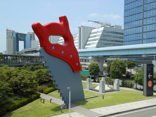 Ttác phẩm lưỡi cưa Monster ở Tokyo. Ảnh: Oddcities Một trong những tác phẩm điêu khắc gây ấn tượng nhất thế giới là lưỡi cưa Monster, cao 15,4m, đặt ở phía trước sảnh chính của Trung tâm Triển lãm Quốc tế Tokyo. Tác phẩm này được Claes Oldenburg và Coosje Van Bruggen tạo tác, thu hút những người yêu nghệ thuật, người qua đường và khách du lịch. Hầu hết đều có cảm giác hài hước, thú vị xen chút tò mò về ý nghĩa của tác phẩm này.