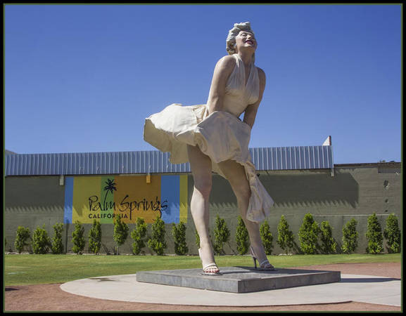 Bức tượng Forever Marilyn ở Palm Springs, Mỹ. Ảnh: Badbearmedia Forever Marilyn là một bức tượng khổng lồ về minh tinh Marilyn Monroe do Seward Johnson thiết kế. Bức tượng tạc về khoảnh khắc được cho là nổi tiếng nhất của Monroe, được lấy trong phim The Seven Year Itch (Bảy năm ngứa ngáy) năm 1955.