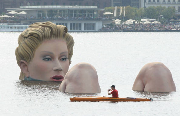 Bức tượng "Cô gái đang tắm" ở Hamburg, Đức. Ảnh: Badbearmedia "Cô gái đang tắm" là bức tượng khổng lồ giữa lòng hồ Binnenalster ở Hamburg, Đức do Oliver Voss tạo tác và ra mắt năm 2011. Bức tượng cao 4m, dài 30m.