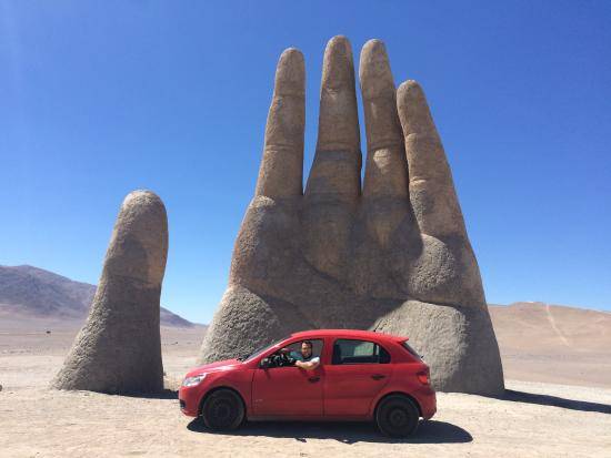 Tác phẩm "Bàn tay của sa mạc" ở Chile. Ảnh: Trekearth Tác phẩm điêu khắc La Mano del Desierto: bàn tay của sa mạc ở Chile cao 11m, được xây dựng từ năm 1980 – 1992. Đây là tác phẩm của nhà điêu khắc người Chile, Mario Irarrázabal, nhằm tưởng nhớ các nạn nhân bị tra tấn và giết hại trong chế độ độc tài ở Chile.