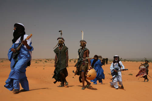 Người Wodaabe sống rải rác ở nhiều quốc gia châu Phi, nhưng phần lớn tập trung tại Niger. Họ là bộ tộc du mục, hàng ngày cùng với gia đình chăn nuôi gia súc tại sa mạc Sahel. Điều kiện thời tiết khắc nghiệt, cuộc sống kham khổ... là một vài trong số lý do khiến mọi người đều mong chờ tới ngày tổ chức Gerewol.
