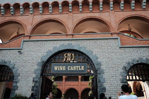 Vòng lên cổng chính, bạn sẽ thấy Lâu đài rượu vang RD được xây mang lối kiến trúc trung cổ của Châu Âu.