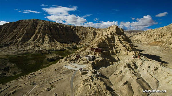 Sau 700 năm tồn tại, vương quốc Guge tàn lụi vào năm 1635, hơn 100.000 người đột ngột biến mất mà không để lại dấu vết. Có rất nhiều giả thuyết khác nhau về sự kiện này. Trong đó, quan điểm nhận được nhiều ý kiến đồng tình nhất đó là vào năm 1635 chiến tranh nổ ra, chế độ Ladakh đã chiếm đóng và phá hủy vương quốc Guge. Vị vua cuối cùng của Guge và các thành viên trong gia đình đã bị bắt và đưa đi. Ảnh: Tân Hoa Xã.