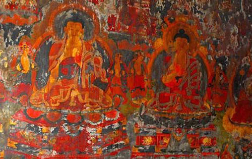 Những bức tranh tường hàng trăm năm tuổi là kiệt tác của nghệ thuật Guge. Nội dung của chúng là mô tả về các câu chuyện Phật giáo, huyền thoại cũng như cuộc sống của người dân hay những nét văn hoá và phong tục khác nhau của vương quốc. Ảnh: China Daily.