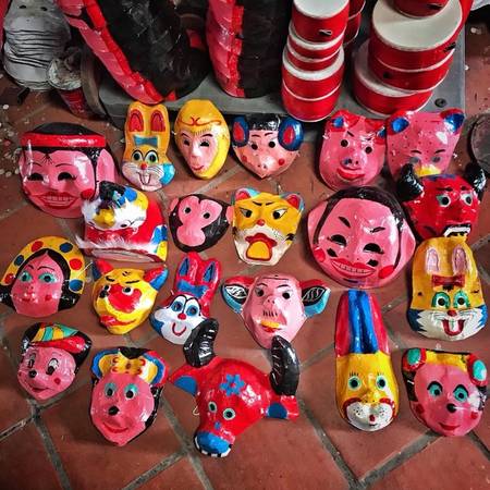  Gần 20 loại mặt na, đầu lân sư đủ các hình hài, màu sắc để được làm từ bàn tay khéo léo của người dân thôn Hảo.