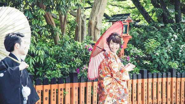 Một dự án phụ của Figueras - "Photo My Tokyo" - giúp du khách ghi lại những trải nghiệm tại khu trung tâm nhộn nhịp theo góc nhìn chân thực nhất có thể. Một dự án phụ của Figueras - "Photo My Tokyo" - giúp du khách ghi lại những trải nghiệm tại khu trung tâm nhộn nhịp theo góc nhìn chân thực nhất có thể.
