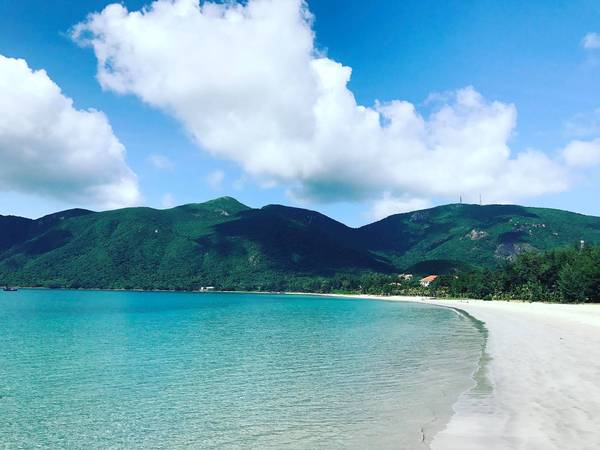 Những bãi biển trong xanh, cát trắng mịn bên cạnh những dãy núi non trùng điệp giữ cho Côn Đảo một sức hút quyến rũ.