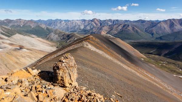 Vào tháng 7/2014, Vivien Cumming, phóng viên của BBC cùng một vài nhà địa chất học của hai đại học Harvard và McGill đã tới Yukon để săn tìm bằng chứng mới. Những bằng chứng đó có thể giúp họ hoàn thành bức tranh về giai đoạn thay đổi khí hậu kỳ lạ này. Điểm đến của họ không hề dễ tiếp cận. Những dãy núi trải rộng khiến cho Yukon thành một nơi hoang dã, không người ở, và rất khó di chuyển bằng đường bộ. Nhiều núi ở đây thậm chí không có tên và nhiều núi còn chưa từng có người đặt chân tới. 