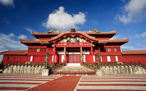 Thành Shuri, Okinawa, Nhật Bản Thành Shuri là nơi các hoàng đế thời Ryukyu sống hơn 400 năm. Tòa thành từng bị phá hủy trong trận chiến Okinawa năm 1945 và xây lại vào đầu thập niên 1990. Thành có 8 cổng vào, nhiều sân vườn, một khu nghiên cứu và sảnh chính sơn đỏ và lợp ngói đỏ hai tầng nổi bật. Tòa thành đỏ ba tầng có phòng của gia đình hoàng gia. Trước đó, nhiều ao, hồ, cầu, hòn non bộ được thêm vào cho khu vườn hoàng gia vào năm 1799. Tổng cục Du lịch Nhật Bản cho biết, thành Shuri đón gần 2 triệu lượt khách mỗi năm.