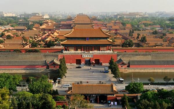 Tử Cấm Thành, Bắc Kinh, Trung Quốc  Mỗi ngày có tới hàng chục nghìn khách đổ về tham quan Tử Cấm Thành ở thủ đô Bắc Kinh. Những tòa nhà gạch đỏ của Cố Cung có kết cấu mái như mái chùa đặc trưng cho kiến trúc truyền thống của Trung Quốc. Đây còn là nơi đặt Bảo tàng Cung điện trưng bày nhiều hiện vật nghệ thuật, đồ nội thất và tác phẩm thư pháp cổ.