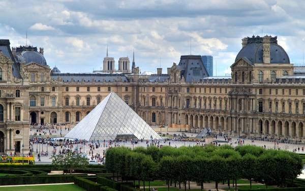 Louvre, Paris, Pháp Là một trong những bảo tàng nổi tiếng nhất thế giới, Louvre trưng bày các kiệt tác như bức họa Mona Lisa, tượng thần chiến thắng Samothrace. Cung điện kiêm bảo tàng này từng là nơi ở của các vị vua, hoàng đế Pháp từ thế kỷ 12, hiện còn gìn giữ pháo đài nguyên bản xây từ đời hoàng đế Philippe II năm 1190. Công trình này đã trải qua nhiều lần mở rộng và cải tạo.