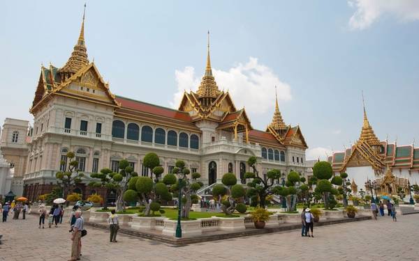 Cung điện Hoàng gia, Bangkok, Thái Lan Những căn phòng của hoàng gia Thái Lan vẫn được sử dụng trong cung điện. Những cuộc thăm viếng và lễ kỷ niệm hoàng gia như sinh nhật vua vẫn được tổ chức tại đây hàng năm. Đây là nơi ở chính thức của các vua Thái Lan từ năm 1782 đến 1925 với vô số những tòa nhà, sảnh đường, vườn lớn... Chùa Wat Phra Kaew trong khuôn viên cung điện được coi là một trong những chùa linh thiêng nhất ở Thái Lan, nơi có tượng Phật làm từ ngọc nguyên khối và áo khoác bằng vàng. Năm 2013, cung điện đón hơn 8.000.000 lượt khách.