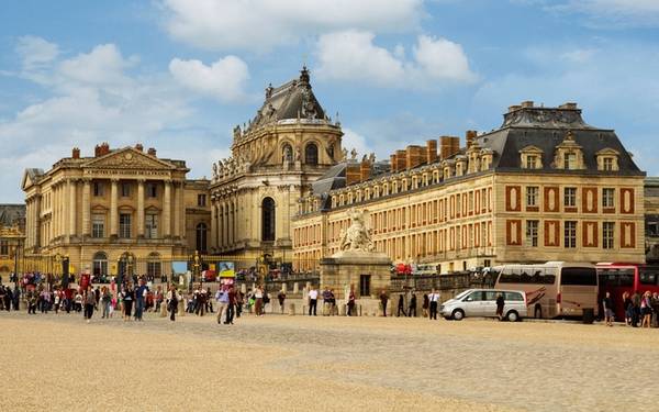 Cung điện Versailles, Versailles, Pháp Khi vua Louis 14 xây cung điện Versailles vào cuối những năm 1600, nơi này không khỏi khiến nhiều hoàng thân quốc thích ở châu Âu ghen tỵ bởi vẻ tráng lệ của nó. Versailles có lượng khách tham quan cao gấp 7 lần so với các cung điện khác ở Pháp (trừ Louvre). Từ Paris, du khách cũng dễ di chuyển tới Versailles để tham quan. Theo Văn phòng thông tấn Versailles, cung điện đón khoảng trên 7 triệu lượt khách mỗi năm.
