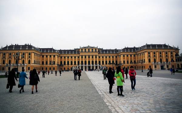 Cung điện Schönbrunn, Vienna, Áo Cung điện được xây theo kiến trúc Rococo, là nơi ở mùa hè của các hoàng đế thuộc gia tộc Hapsburg từ những năm 1700 đến 1918. Với 1.441 phòng, cung điện nổi tiếng nhất là Phòng Gương trang trí bằng vàng Rococo và các tấm gương pha lê, nơi Mozart từng biểu diễn lần đầu tiên trong đời ông năm 6 tuổi. Những khu vườn rộng lớn ở cung điện trồng rất nhiều cam và từng là vườn thú. Du khách được tham quan 40 phòng của cung điện. Cung điện đón gần 3 triệu lượt khách mỗi năm.