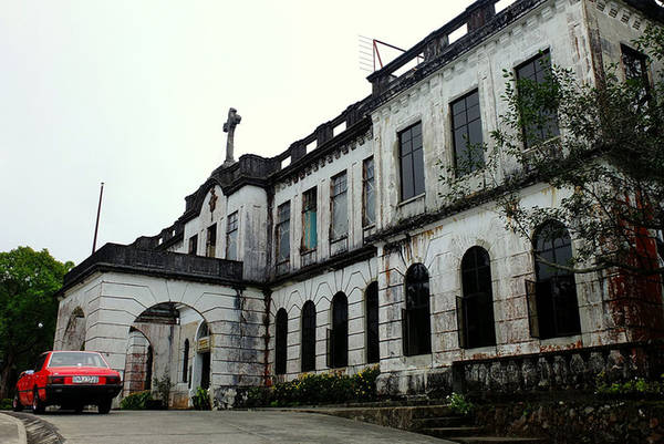 Baguio, Philippines  Khách sạn Diplomat bị bỏ hoang từ sau Thế chiến II nổi tiếng bị ám bởi những nạn nhân chiến tranh. Ngoài ra, tòa Laperal White House cũng là nơi khiến du khách nổi gai ốc với lịch sử bạo lực về vụ tra tấn và giết người. Ảnh: Wikipedia.