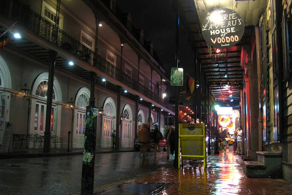 New Orleans, Louisiana, Mỹ Một trong những điểm đến hút khách nhất thành phố New Orleans là tòa nhà LaLaurie Mansion và khu phố Pháp. Ngôi nhà này thuộc quyền sở hữu của Madame LaLaurie, một trong những sát nhân hàng loạt khét tiếng nhất thế giới. Tại quảng trường Jackson ở khu phố Pháp, nhiều người vẫn nghe thấy tiếng gào thét của những hồn ma. Ảnh: Flickr.