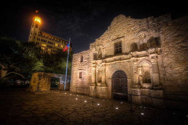 San Antonio, Texas, Mỹ Căn nhà Alamo nổi tiếng là điểm đến xảy ra nhiều hiện tượng siêu nhiên. Đèn trong nhà vẫn thường xuyên tắt bật khi không có người, hiện tượng này hay xảy ra vào lúc mặt trời lặn. Nhiều du khách cho biết họ còn nhìn thấy các nhà sư đội mũ trùm đầu và những người đàn ông mặc đồ đen bí ẩn trong ngôi nhà. Ảnh: Flickr.