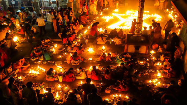 Ấn Độ: Mùa thu đánh dấu lễ hội thường niên Diwali ở Ấn Độ với ý nghĩa đẩy lùi bóng tối và hướng về ánh sáng. Áng sáng tỏa ra khắp nơi, từ những ngọn nến thắp trong nhà dân và cửa hiệu, cho đến đèn LED chiếu trên các tượng đài và đền thờ. Người dân còn bắn pháo hoa để mong cầu phước lành từ nữ thần Lakshmi. Lễ hội diễn ra trên toàn quốc nhưng nếu chọn Jaipur, bạn còn có thể ghé thăm pháo đài Nahargarh và ngắm nhìn Jal Mahal - cung điện nằm giữa hồ Man Sagar ngập trong ánh đèn. Ảnh: Hands Up Holidays.