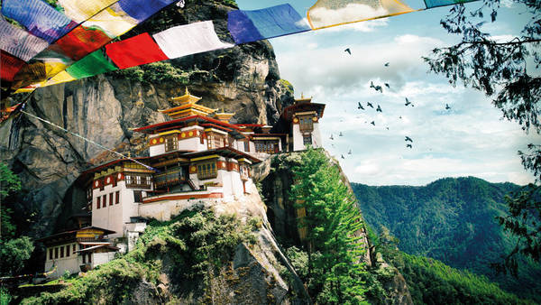Bhutan: Bhutan đánh giá sự thịnh vượng dựa trên tổng hạnh phúc quốc dân. Vào mùa thu, Bhutan có 2 lễ hội thường niên, lớn nhất là Thimphu Tshechu, diễn ra trong 3 ngày nhằm tôn vinh Đức Liên Hoa Sinh. Còn Black-necked Crane diễn ra vào ngày 11/11 là để chào mừng đàn sếu cổ đen quay lại thung lũng Phobjikha. Ảnh: andBeyond.