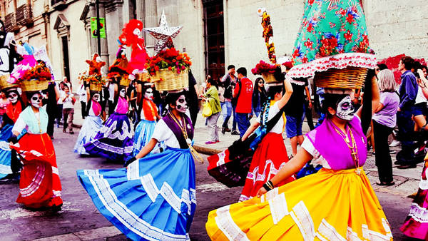 Mexico: Cuối tháng 10 tới đầu tháng 11 là thời điểm hấp dẫn cho du khách khám phá không khí náo nhiệt của Lễ hội Người chết ở Oaxaca. Tại lễ hội này, bạn sẽ được chứng kiến đường phố trở nên sôi động với trang phục đầy màu sắc, pháo hoa, rước kiệu, âm nhạc và rượu mezcal. Nhà nhà chuẩn bị đồ cúng cho người chết, trang trí mộ họ hàng với hoa và nến. Ảnh: A Closer Look Tours.