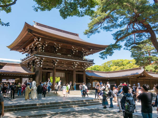Đền Meiji Jingu, Tokyo, Nhật Bản: Nằm giữa Tokyo nhộn nhịp và hối hả là ngôi đền Meiji Jingu yên tĩnh. Ngôi đền không chỉ hấp dẫn du khách với phong cảnh xung quanh mà còn nổi tiếng với ý nghĩa quan trọng trong lịch sử. Tổ chức du lịch quốc gia Nhật Bản cho biết, ngôi đền được xây dựng để thờ Hoàng đế và Hoàng hậu Meiji. Theo thống kê của Travel + Leisure, mỗi năm có khoảng 30 triệu người ghé thăm ngôi đền. Ảnh: Junce/iStock.
