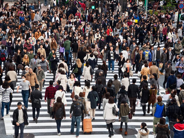 Giao lộ Shibuya, Tokyo, Nhật Bản: Theo City Clock, giao lộ qua đường không giống như một nơi để du khách "ghé thăm", nhưng tại Shibuya Crossing ở Tokyo có tới 2.500 người băng qua đường mỗi lần tín hiệu đèn thay đổi. Điều thú vị là đám đông đến từ nhiều hướng, đi qua giao lộ và không có va chạm. Giao lộ trở nên ấn tượng nhất vào những buổi tối cuối tuần, khi đám đông ra khỏi nhà ga, mặc những bộ quần áo đẹp nhất, băng qua đường dưới ánh đèn neon rực rỡ. Nhịp điệu ở đây gắn liền với nhà ga và sau khi chuyến tàu cuối cùng rời ga vào ban đêm, giao lộ trở nên yên tĩnh. Ảnh: Tomlamela/iStock.