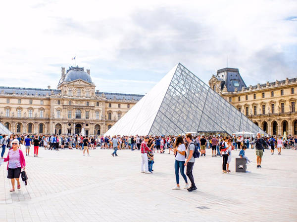 Bảo tàng Louvre, Paris, Pháp: Louvre ở Paris, Pháp trưng bày một số tác phẩm nghệ thuật nổi tiếng thế giới như bức tranh nàng "Mona Lisa" của Leonardo da Vinci và bức " Nữ thần tự do dẫn dắt nhân dân" của Eugène Delacroix. Theo thống kê công bố trên website của bảo tàng, năm 2016 có 7,4 triệu du khách ghé thăm nơi đây. Ảnh: RossHelen /iStock.