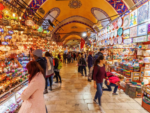 The Grand Bazaar, Istanbul, Thổ Nhĩ Kỳ: Travel + Leisure cho biết Grand Bazaar, Istanbul có hơn 3.000 cửa hàng, thu hút 15 triệu du khách mỗi năm và là địa điểm hút khách du lịch nhất châu Âu. Theo Daily Mail, Grand Bazaar mở cửa từ năm 1461 và bán tất cả mọi thứ, từ thảm trải sàn, vải cho đến các món đồ trang sức được làm từ nhiều chất liệu khác nhau. Ảnh: Chris-mueller/iStock.