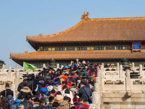 Tử Cấm Thành, Bắc Kinh, Trung Quốc: Theo Business Insider, Tử Cấm Thành ở Bắc Kinh là một "mê cung của các tòa nhà truyền thống" có chứa "một số đồ tạo tác tốt nhất thế giới". Đây là một trong 3 cung điện cổ đại của Trung Quốc và từng là nơi ở của 24 hoàng đế Trung Quốc. Tại đây lưu giữ bộ sưu tập đồ tạo tác có từ triều đại nhà Minh và nhà Thanh. Mỗi năm, Tử Cấm Thành đón 14 triệu du khách. Ảnh: Miles Astray/iStock.