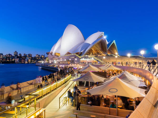 Nhà hát Opera Sydney, Sydney, Australia: Nhà hát Opera Sydney hoàn thành năm 1973, sau 16 năm xây dựng. Nơi đây là một trong những địa danh nổi tiếng nhất ở Australia, mỗi năm tổ chức hơn 3.000 sự kiện. Theo báo cáo của nhà hát, mỗi năm có khoảng 8,2 triệu du khách ghé thăm nhà hát. Ảnh: SunflowerEY/iStock.