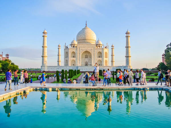 Đền Taj Mahal, Agra, Ấn Độ: Theo The Telegraph, lịch sử, kiến trúc và câu chuyện tình yêu đằng sau Di sản Thế giới của UNESCO này thu hút khoảng 7 triệu du khách mỗi năm. Nơi đây mở cửa từ lúc mặt trời mọc đến hoàng hôn nên du khách có nhiều thời gian để khám phá và chụp những bức ảnh hấp dẫn tại đây. Ảnh: Nicolemoraira/iStock.