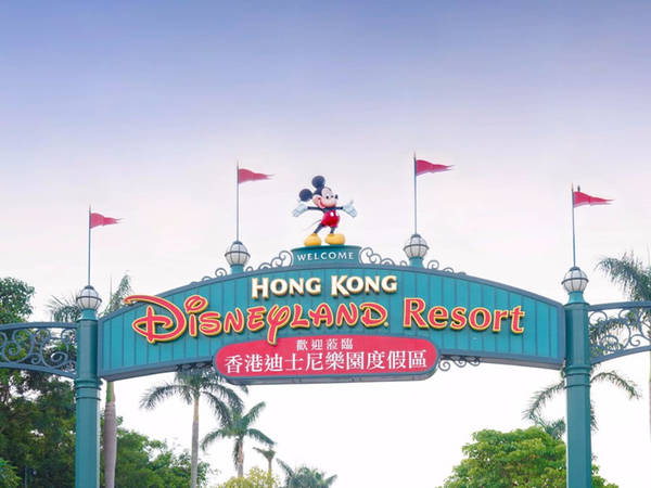 Công viên Disneyland Hong Kong, Hong Kong: Có 11 công viên Disneyland trên thế giới, trong đó Disneyland Hong Kong là một trong những địa điểm đông đúc nhất. Theo Travel + Leisure, mỗi năm có hơn 7,4 triệu du khách tới đây. Trong 3 năm gần đây, công viên đã mở rộng thêm 25% diện tích để đáp ứng nhu cầu vui chơi của du khách. Ảnh: EnchantedFairy/iStock.