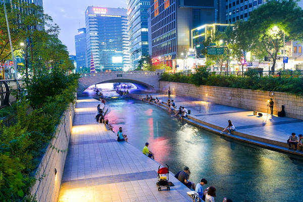 Suối Cheonggyecheon (Seoul): Để tận hưởng sự yên bình giữa đô thị đông đúc, du khách nên đến suối Cheonggyehcon. Sau khi thư giãn, bạn đừng quên đi bộ để khám phá nghệ thuật đường phố đầy màu sắc.