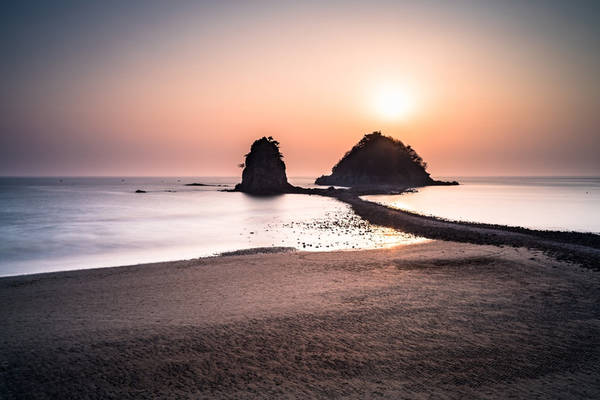 Bãi biển Kkotji (đảo Anmyeondo): Nằm cách Anmyeon-eup 4 km, bãi biển Kkotiji là nơi lý tưởng để ngắm hoàng hôn. Địa điểm này còn có 2 tảng đá được đặt tên là Hin Ta (Đá Ông) và Hin Yai (Đá Bà).