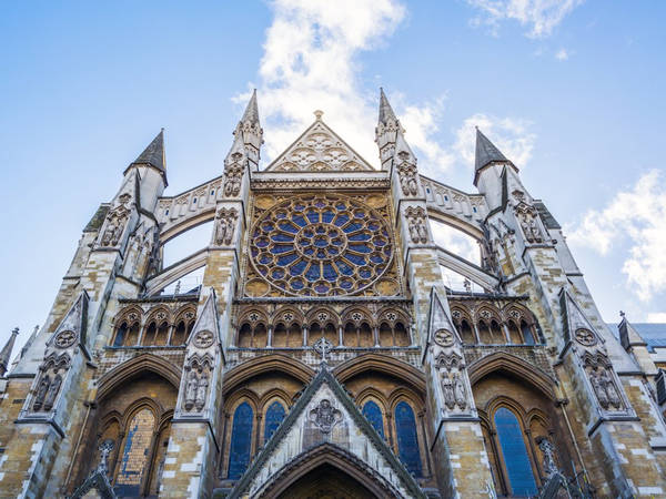 Tu viện Westminster, Luân Đôn, Anh: Không chỉ là một nhà thờ mang phong cách Gothic tuyệt đẹp, Westminster còn là nơi tổ chức nhiều sự kiện quan trọng của hoàng gia trong suốt 700 năm từ khi tu viện được hoàn thành. Gần đây nhất, tu viện là nơi tổ chức đám cưới của Hoàng tử William và Kate Middleton năm 2011. Nơi đây là địa điểm hoàn hảo cho những ai muốn tìm hiểu về lịch sử hấp dẫn của nước Anh và hoàng gia. Ảnh: Jeremy Wee/Shutterstock.
