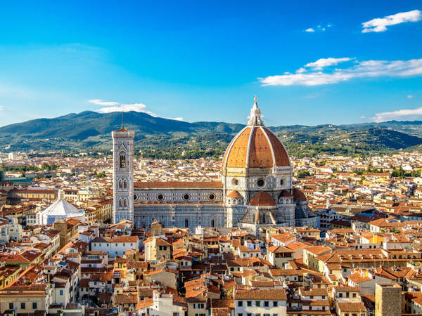 Nhà thờ Florence, Italy: Không có địa điểm nào tốt hơn để ngắm nhìn thành phố xinh đẹp Florence hơn từ phía trên của nhà thờ lớn ở thành phố, thường được gọi là Duomo. Nhà thờ nổi tiếng với đá cẩm thạch trắng, hồng và xanh lá cây bên ngoài, cũng như cánh cửa ra vào mạ vàng của nhà rửa tội. Nhà thờ Florence bắt đầu xây dựng vào thế kỷ 13, được xây dựng trên nền một nhà thờ khác có niên đại từ thế kỷ thứ 7. Ngày nay, du khách ghé thăm hang đá của Duomo vẫn có thể nhìn thấy một số phần còn lại của nhà thờ ban đầu. Ảnh: Kozer/Shutterstock.