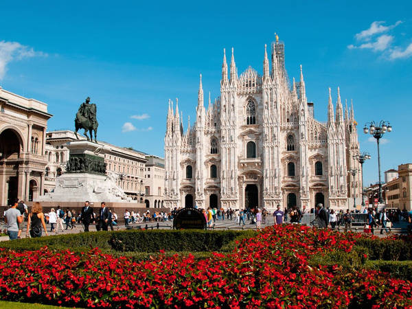 Nhà thờ Milan, Italy: Thiết kế ban đầu của nhà thờ Milan được đưa ra từ năm 1396, tuy nhiên đến thế kỷ 19, nhà thờ mới được hoàn thiện. Milan là một trong những nhà thờ nổi tiếng nhất của Italy. Tới đây, du khách có thể mất hàng giờ để chiêm ngưỡng mặt tiền bằng đá cẩm thạch ấn tượng và những tác phẩm điêu khắc phức tạp ở bên ngoài, sau đó bước chân vào bên trong và ngắm nhìn những ô cửa kính màu rực rỡ, tuyệt đẹp. Ảnh: Colores/Shutterstock.