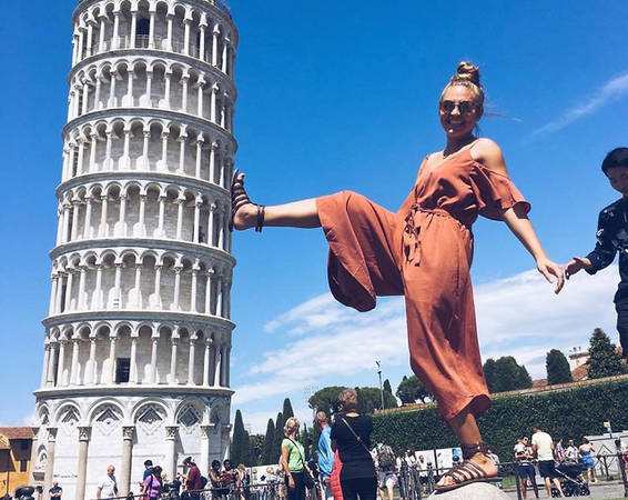 Đùa với tháp nghiêng Pisa (Ý) - Ảnh: Guest of Guest