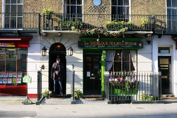 Bảo tàng Sherlock Holmes: Trong tiểu thuyết của nhà văn Conan Doyle, thám tử Sherlock Holmes sống ở số nhà 221B phố Baker (Westminster, London) cùng người bạn thân là bác sĩ Watson. Giống như nhân vật thám tử tài ba, đây là địa chỉ hư cấu. Tuy nhiên, một bảo tàng dành cho nhân vật Sherlock Holmes đã được dựng lên trên con phố này, nằm giữa số nhà 241 và 237. Bảo tàng được bày biện, trang trí các đồ vật sinh hoạt hàng ngày quen thuộc của Holmes và Watson. Ảnh: Hotelsbrit.