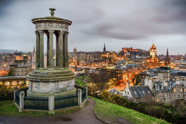 Edinburgh, Scotland: Edinburgh là nơi nhà văn Conan Doyle ra đời năm 1859. Ông đã sống và làm việc ở đây nhiều năm trước khi chuyển đến London. Tại Edinburgh, du khách có thể đến thăm bức tượng Sherlock Holmes bằng đồng bên ngôi nhà thời thơ ấu của tác giả. Trong ảnh là cảnh đẹp của Scotland. Ảnh: VisitScotland.