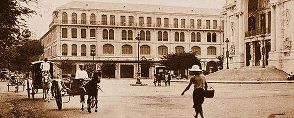 Khách sạn Continental được Pierre Cazeau, một nhà sản xuất vật liệu xây dựng người Pháp, xây dựng vào năm 1878, hoàn thành vào năm 1880. Trước năm 1970, khách sạn trải qua hai đời chủ là Công tước De Montpensier (năm 1911) và "tay anh chị" đảo Corse - Mathieu Francini (năm 1930). Thập niên 1960 - 1970, khách sạn còn có tên là Đại Lục Lữ Quán. Khách sạn từng tiếp đón nhiều người nổi tiếng như đại văn hào Pháp André Malraux, nhà văn Anh Graham Greene - tác giả của Người Mỹ trầm lặng, nhà thơ Ấn Độ Rabindranath Tagore, người đạt Giải Nobel văn chương 1913. Bên cạnh đó, khách sạn cũng là nơi lui tới thường xuyên của nhiều ký giả, nhà báo, chính khách và thương gia nước ngoài hoạt động ở Sài Gòn trong thời chiến. Ảnh: Flickr.