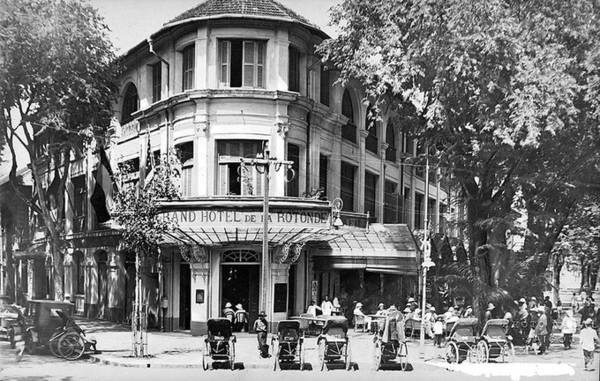 Khách sạn Grand xây dựng ở số 8 Đồng Khởi vào năm 1930, ban đầu chỉ là một cửa hàng giải khát. Sau này, Henry Edouard Charigny de Lachevrotière, tổng biên tập một tờ báo Pháp, có được giấy phép chính thức mở Grand Hotel Saigon (Khách sạn Grand Sài Gòn). Năm 1937, Grand được đổi tên thành Saigon Palace. Năm 1958, khách sạn có tên tiếng Việt là Sài Gòn Lữ Quán. Ảnh: Flickr.
