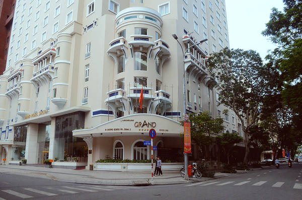 Vào năm 1978, tại số 16 đường Ngô Đức Kế xuất hiện thêm một Saigon Palace. Năm 1989 hai khách sạn tại số 8 Đồng Khởi và 16 Ngô Đức Kế hợp nhất thành Khách sạn Đồng Khởi. Grand được tân trang và đổi mới các trang thiết bị cho đến năm 1998 thì mở cửa trở lại và trở thành một trong những khách sạn 5 sao có tiếng tại Sài Gòn. Ảnh: Phong Vinh.
